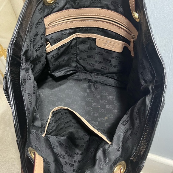 Michael Kors tote. Good used condition, still a good solid purse! - Picture 2 of 3
